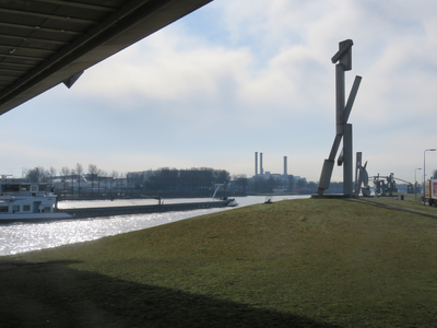 829290 Gezicht over het Amsterdam-Rijnkanaal bij de Isotopenweg te Utrecht, met rechts beelden van het ...